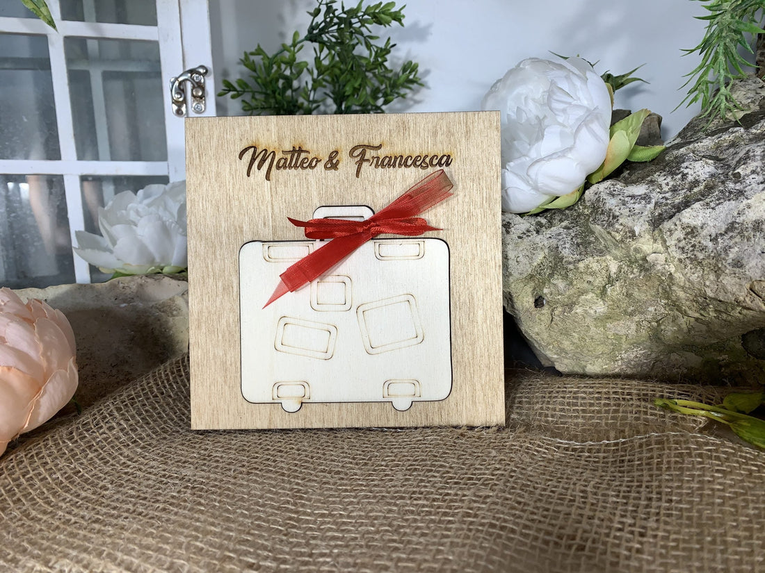 Partecipazione in legno Valigia tema viaggio