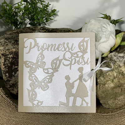Partecipazione nozze farfalle e sposi laser cut