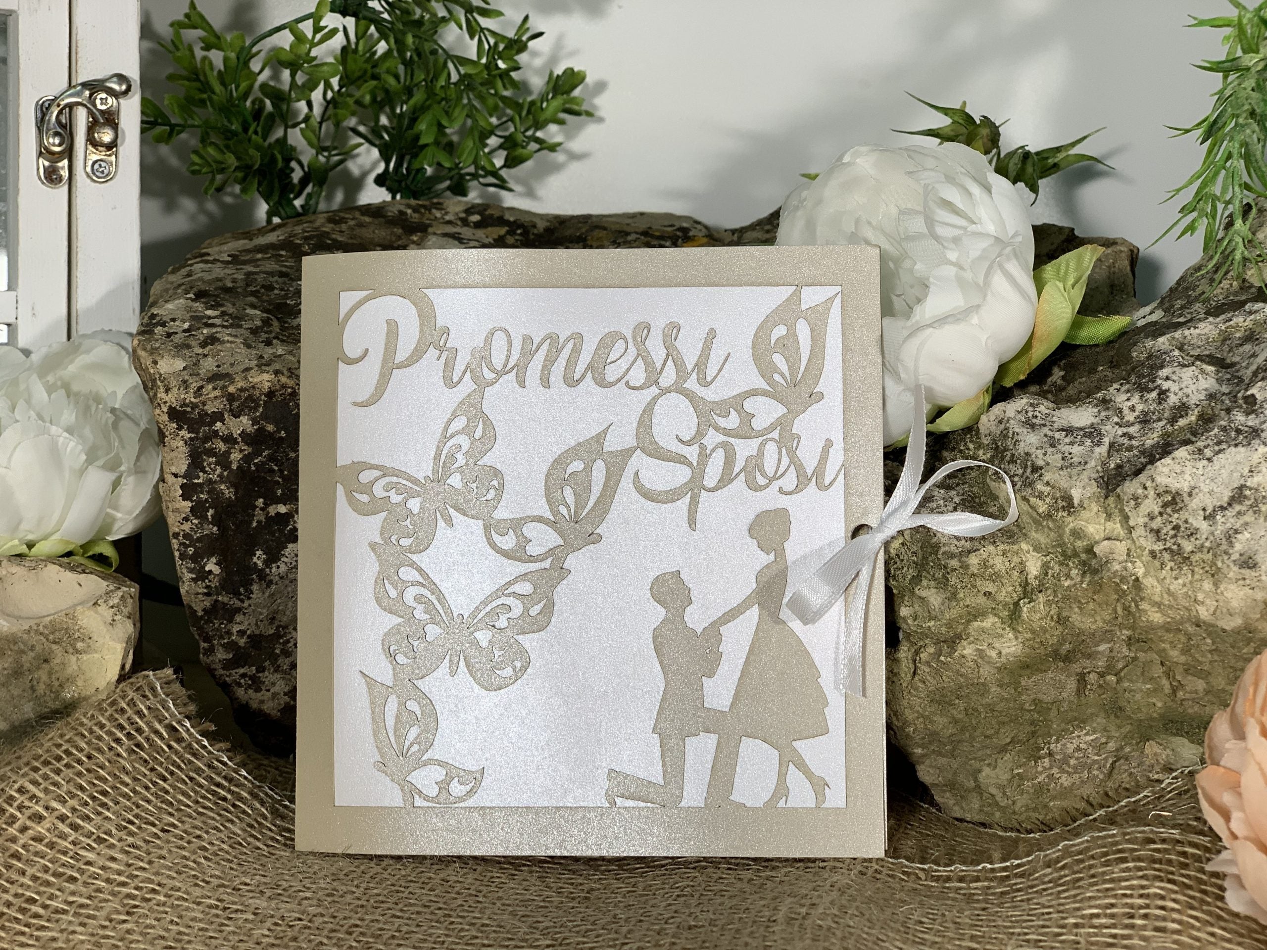 Partecipazione nozze farfalle e sposi laser cut