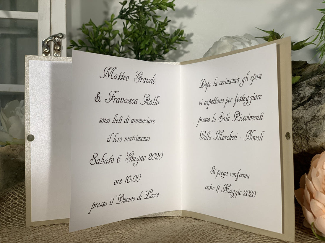 Partecipazione nozze farfalle e sposi laser cut