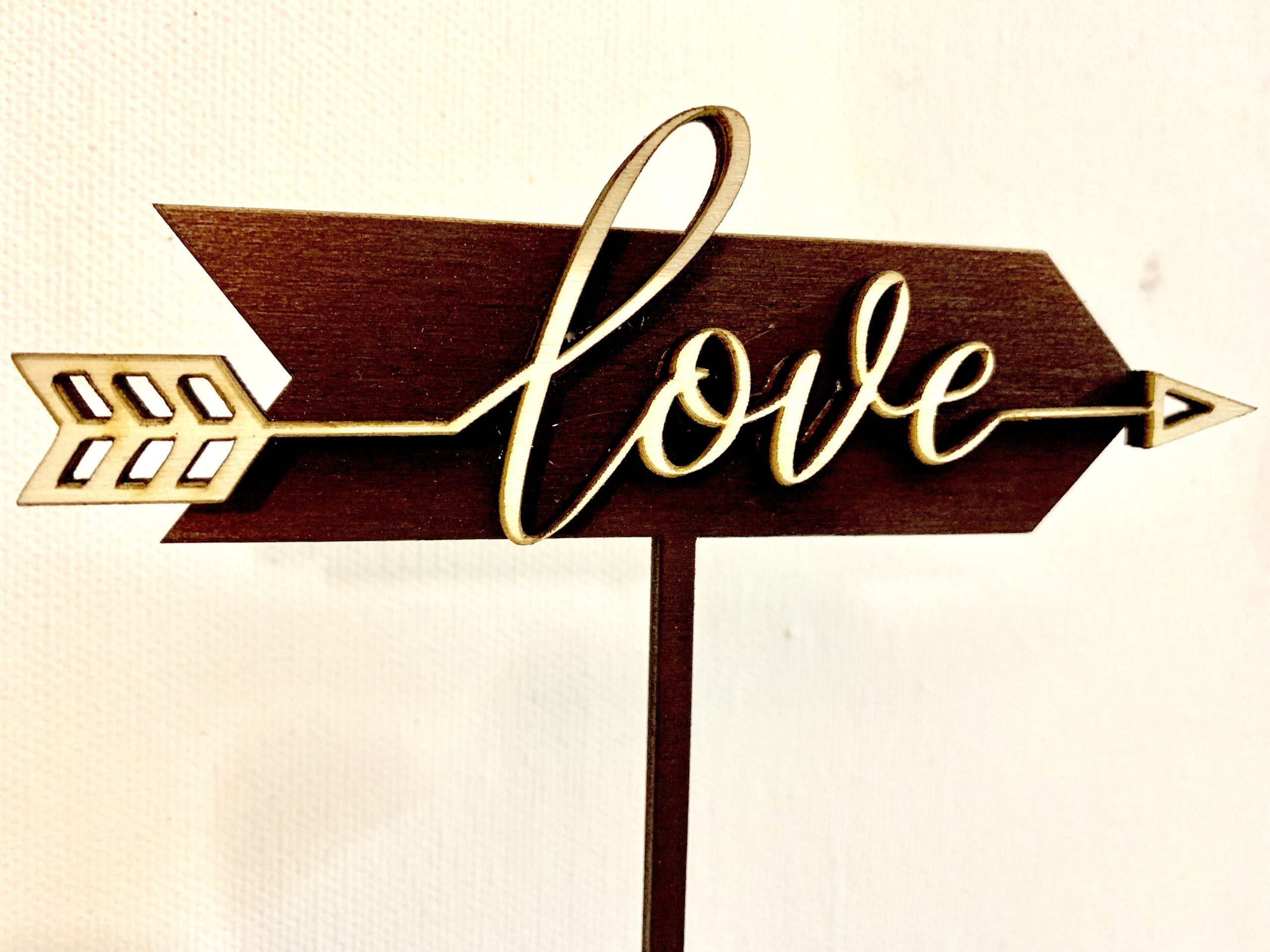 Segnatavolo freccia con scritta legno Matrimonio 2