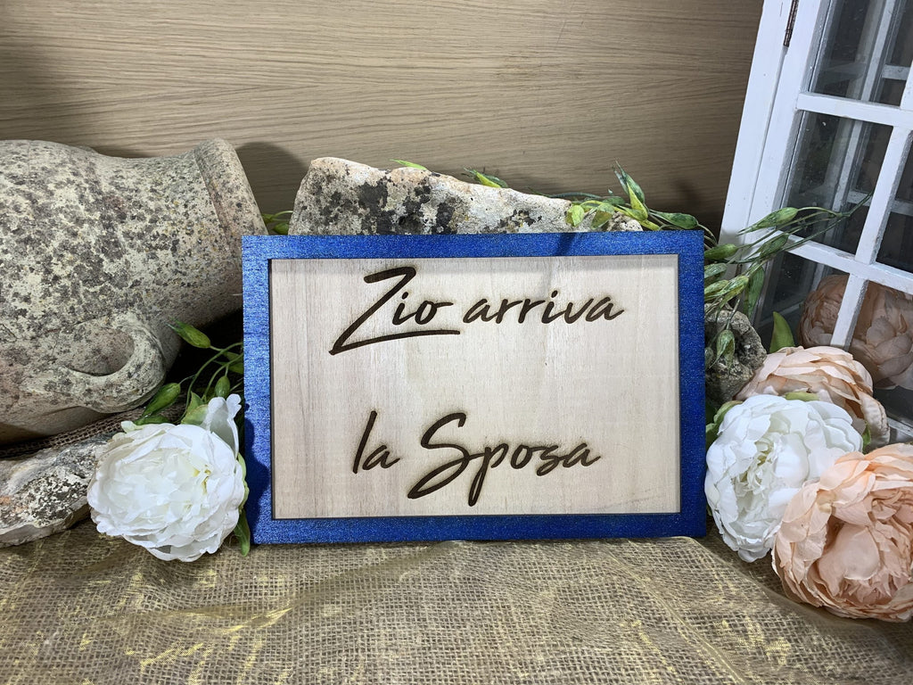 Targa Cornice in legno Arriva la Sposa 2