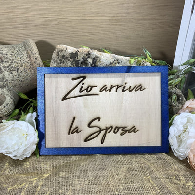 Targa Cornice in legno Arriva la Sposa 2
