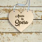 Targa cuore in legno Arriva la Sposa Idea's Cottage