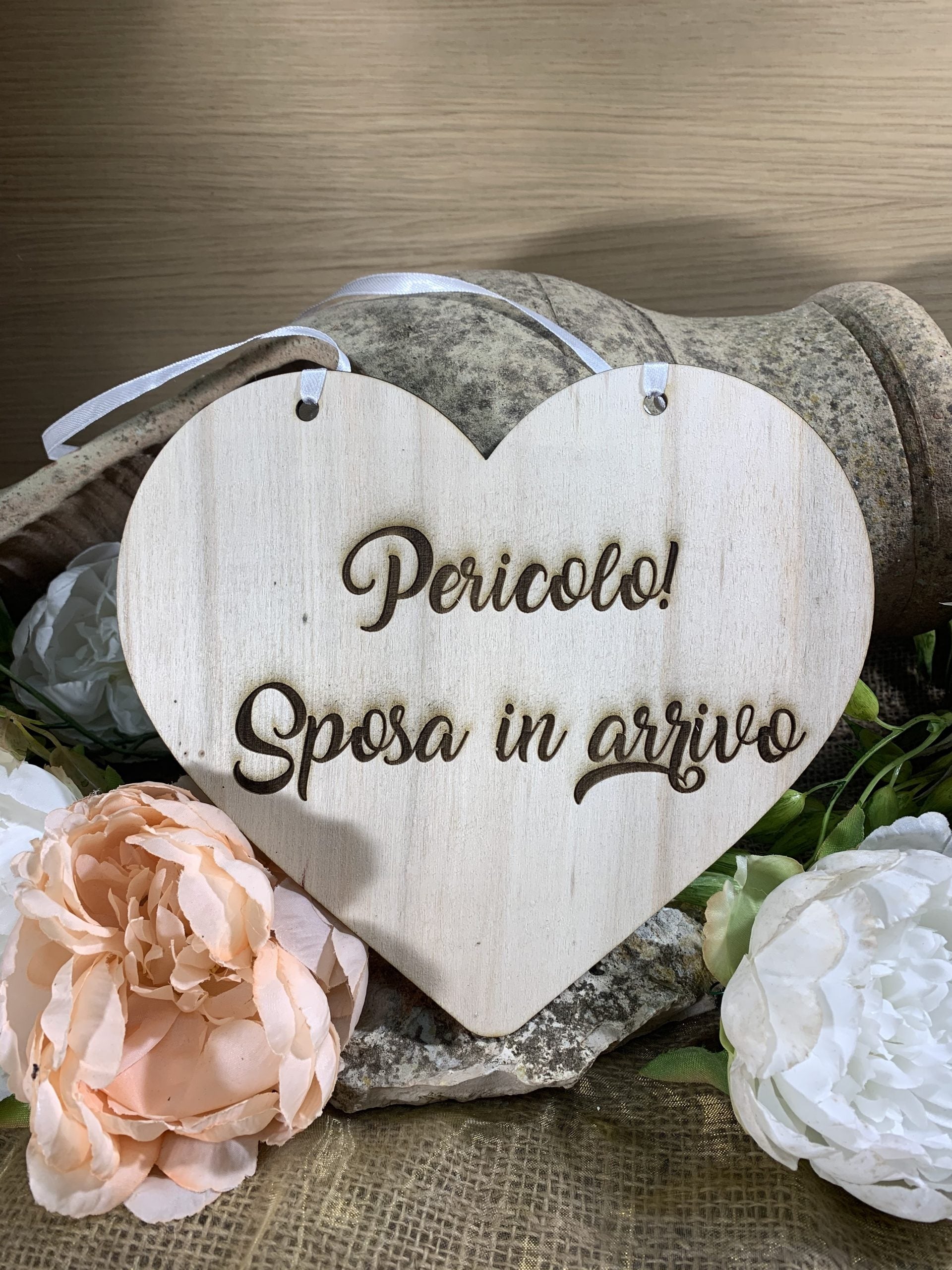 Targa cuore in legno Arriva la Sposa 4