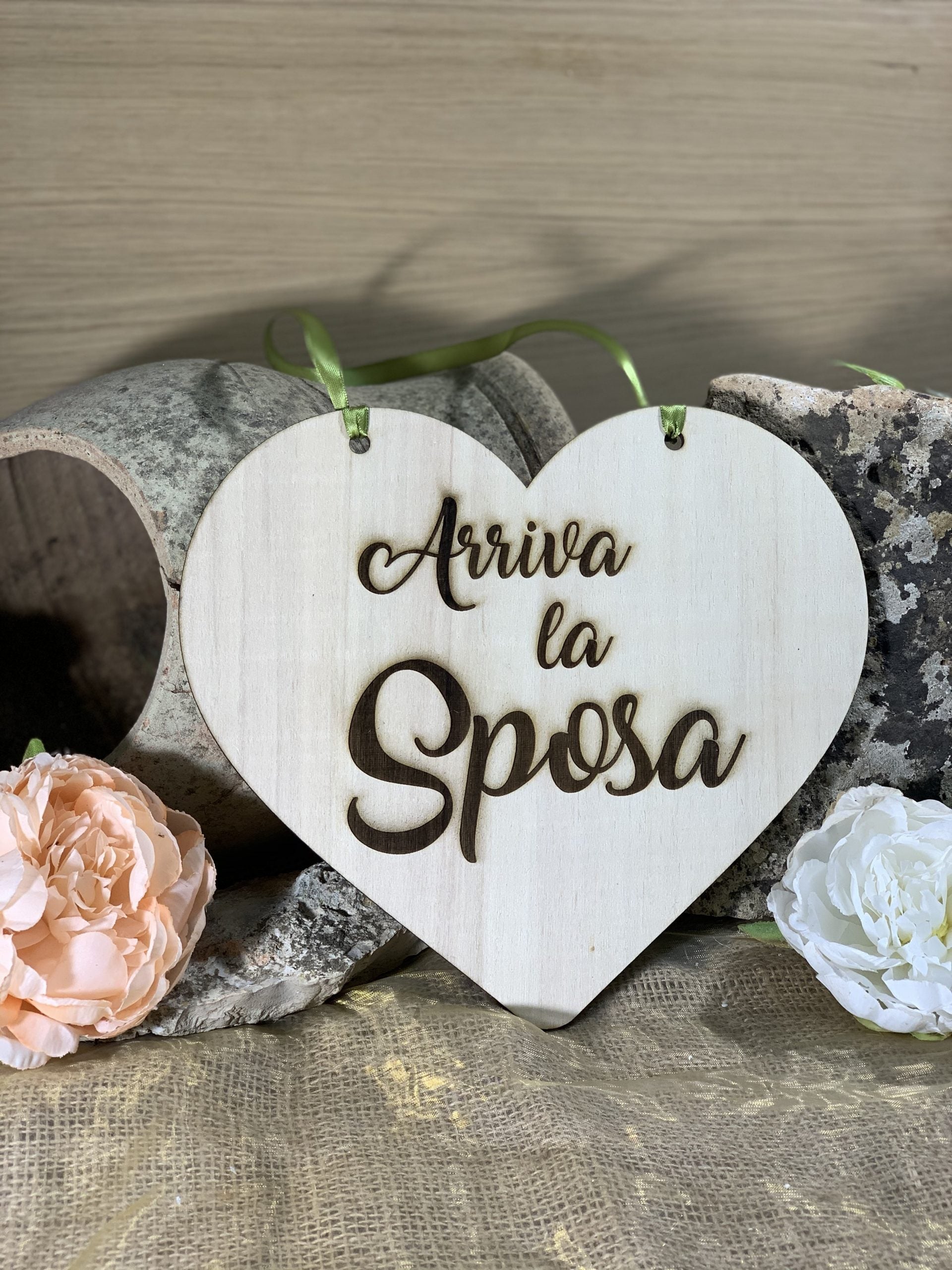 Targa cuore in legno Arriva la Sposa