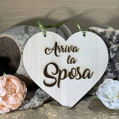 Targa cuore in legno Arriva la Sposa