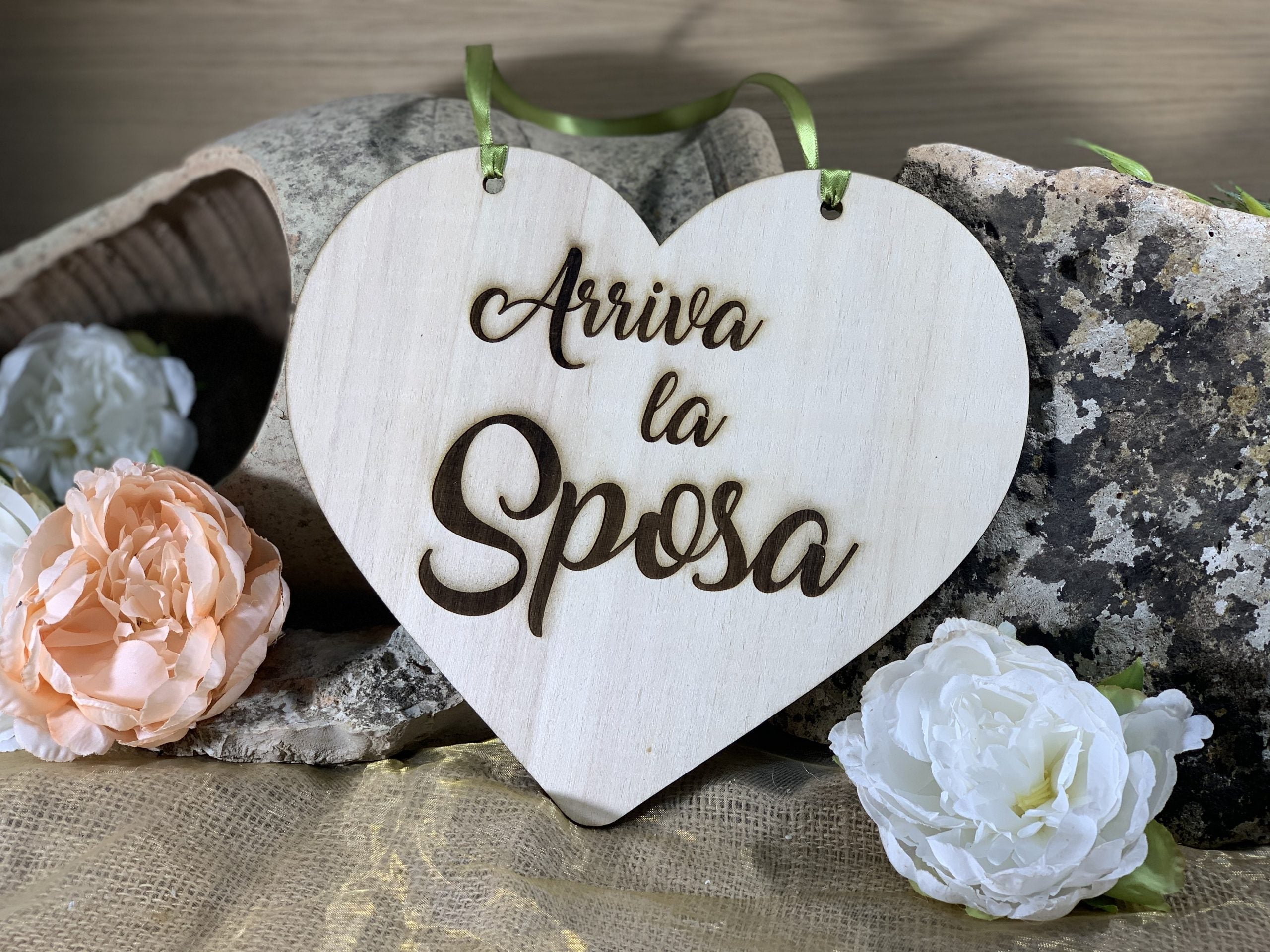 Targa cuore in legno Arriva la Sposa 2