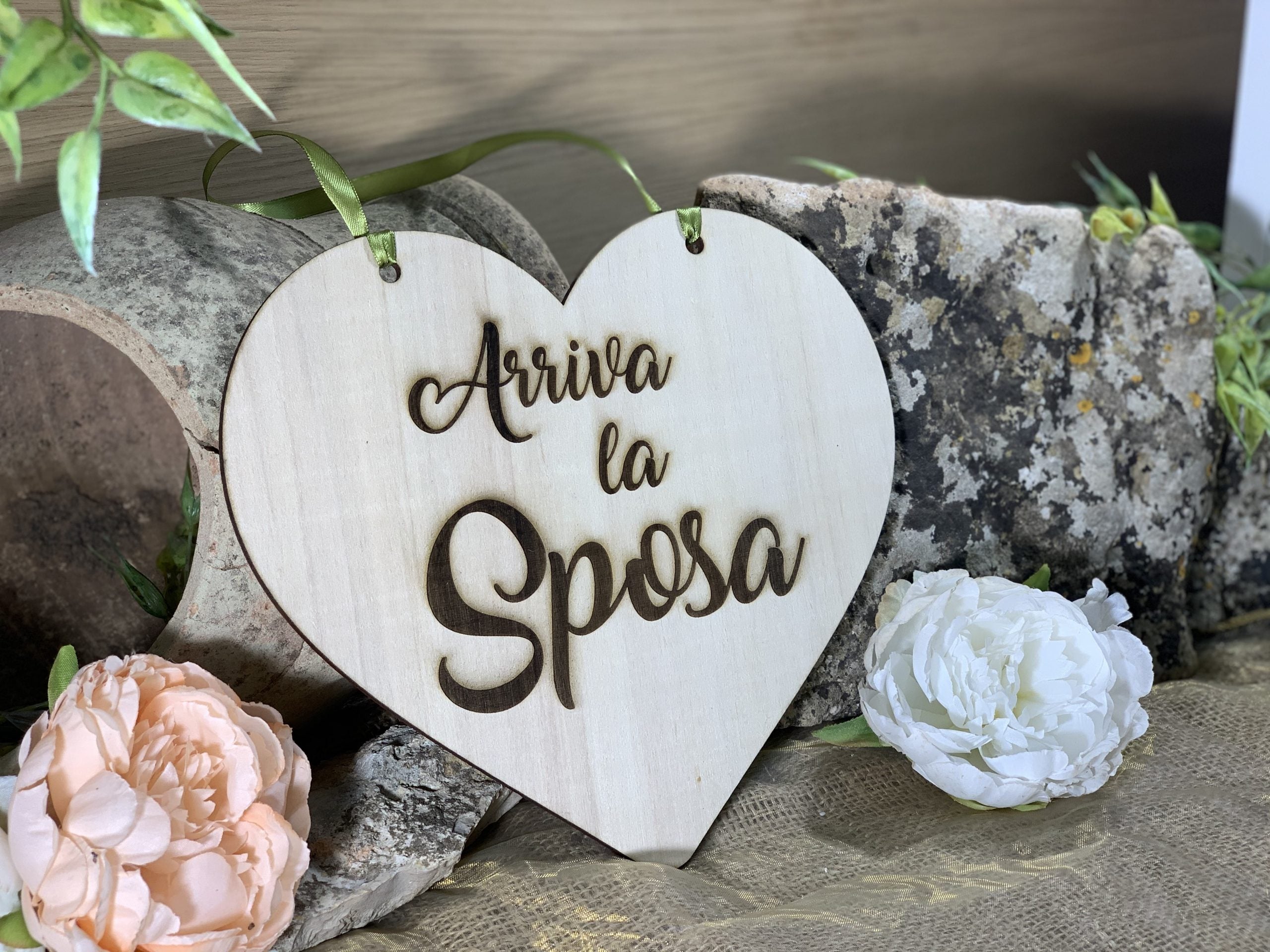 Targa cuore in legno Arriva la Sposa 3