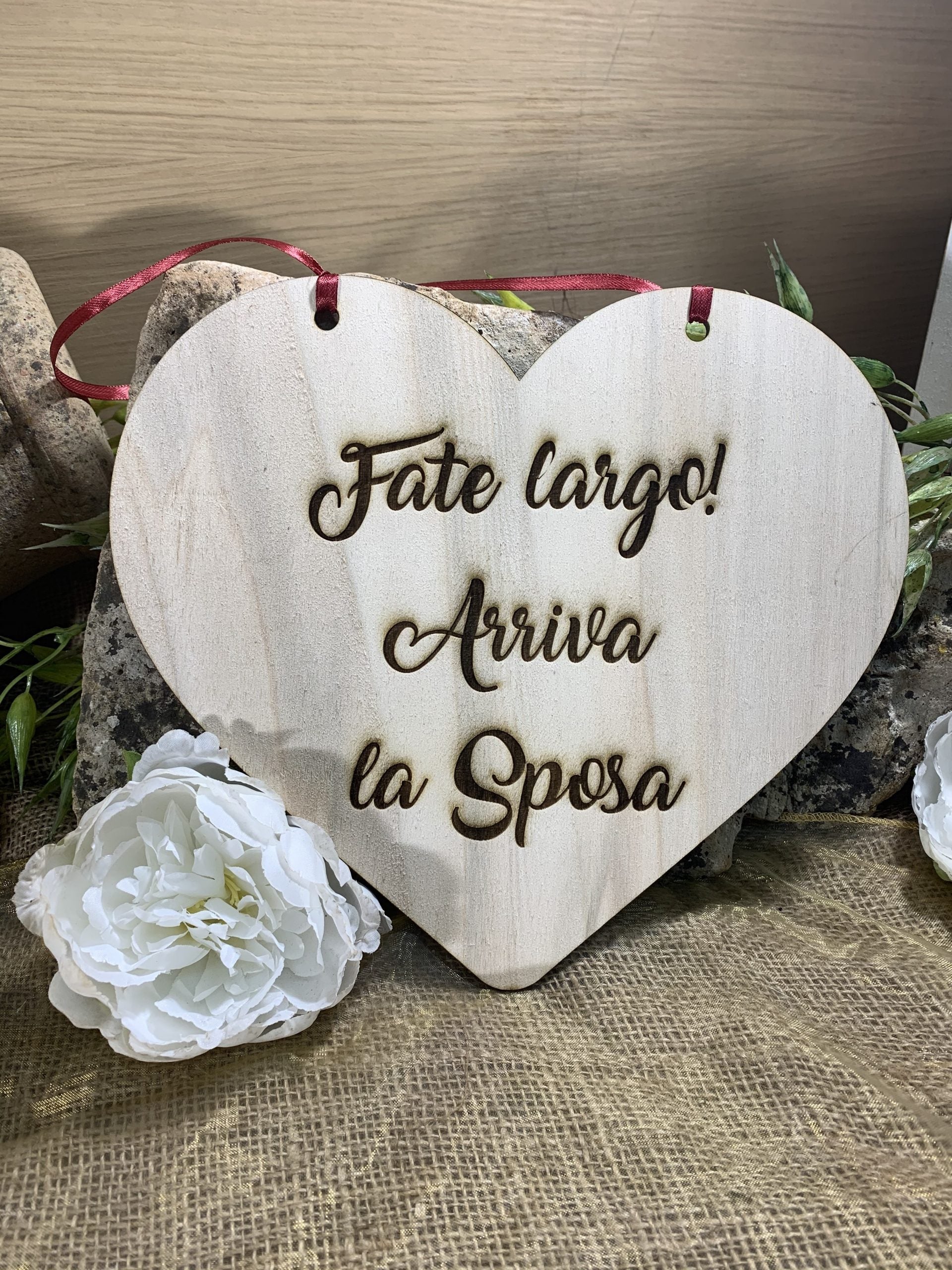Targa cuore in legno Arriva la Sposa 5