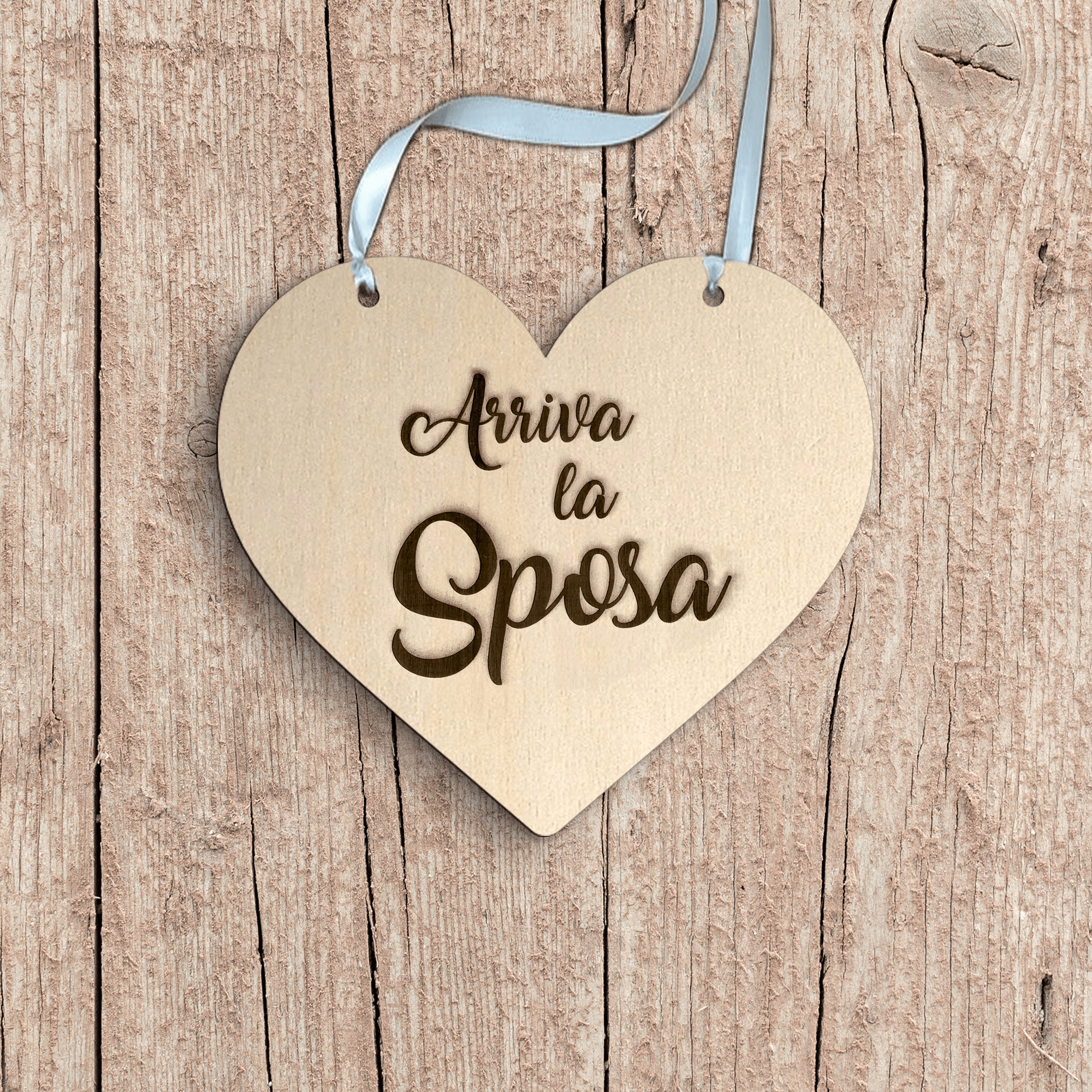 Targa cuore in legno Arriva la Sposa Idea's Cottage