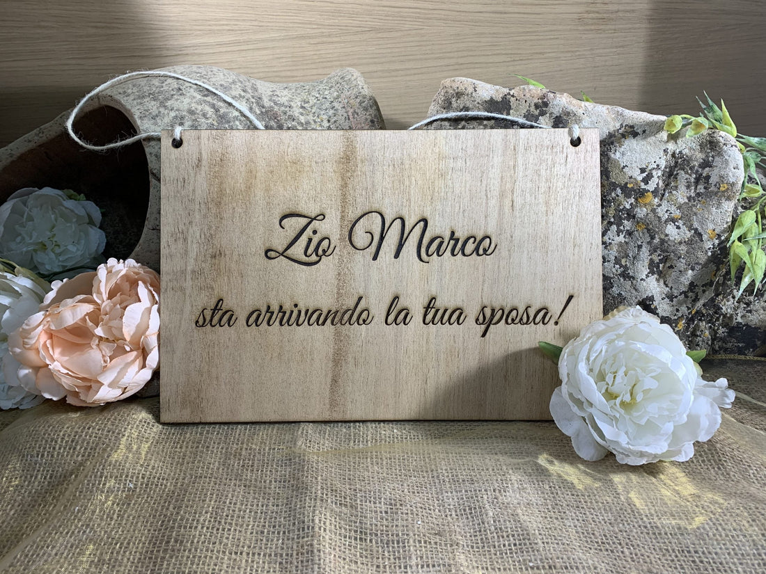 Targa in legno personalizzabile Arriva la Sposa
