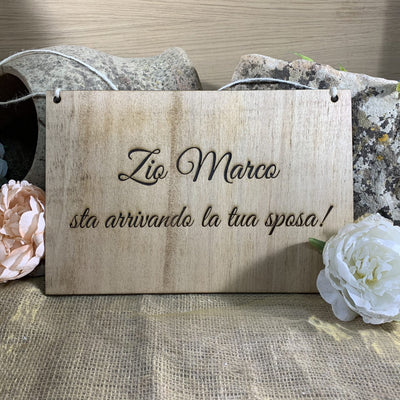 Targa in legno personalizzabile Arriva la Sposa