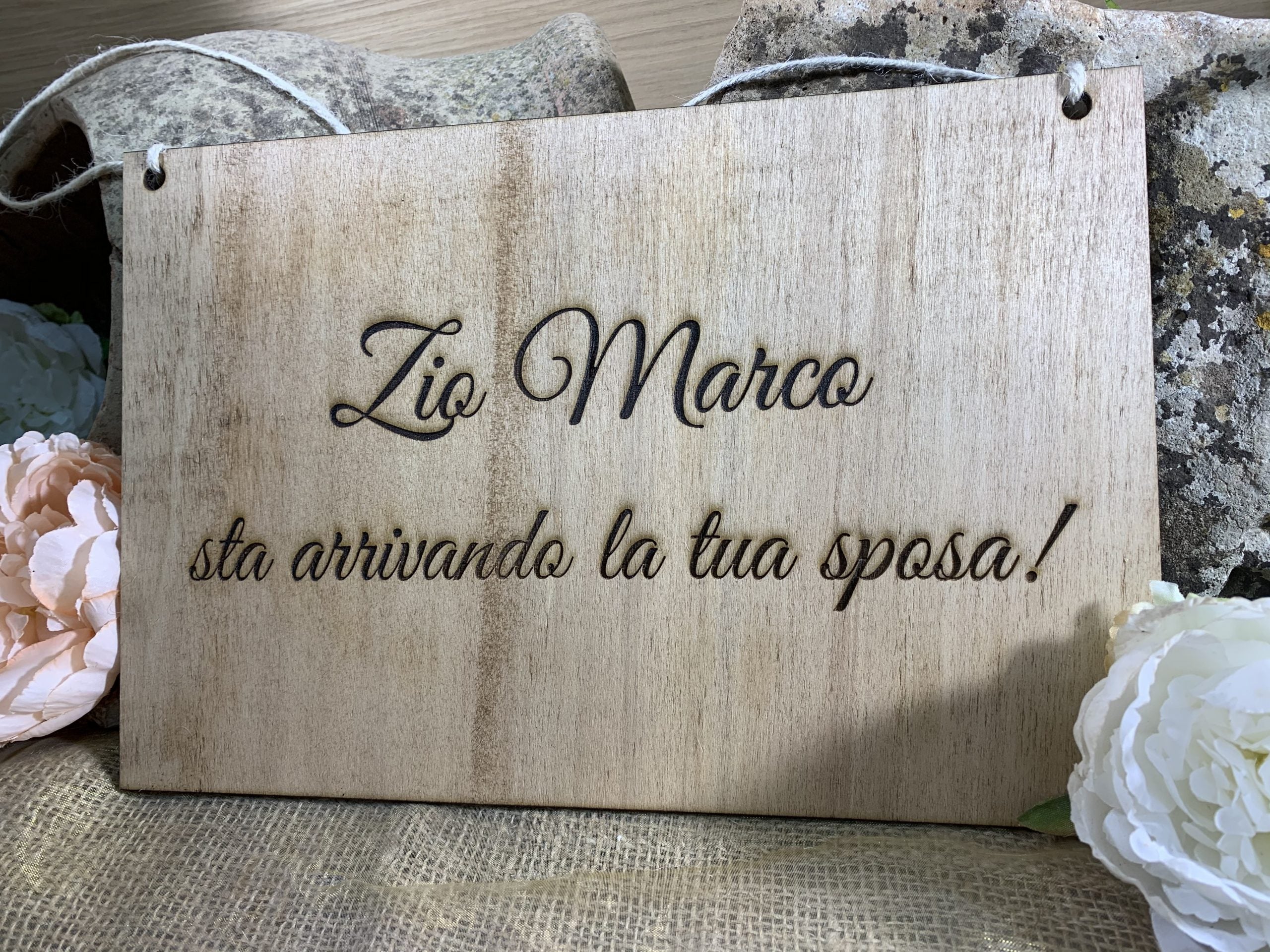 Targa in legno personalizzabile Arriva la Sposa 3