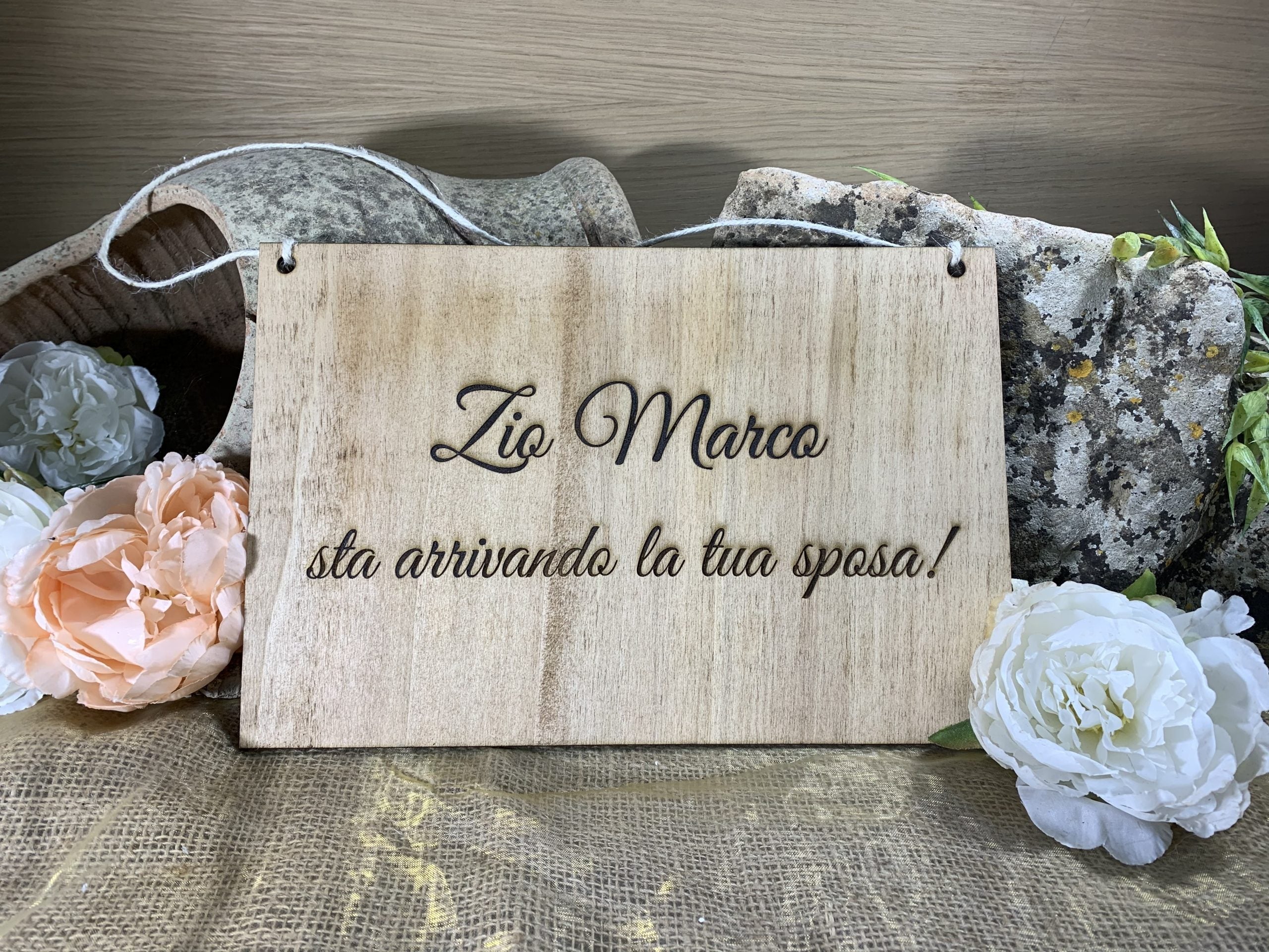 Targa in legno personalizzabile Arriva la Sposa 4