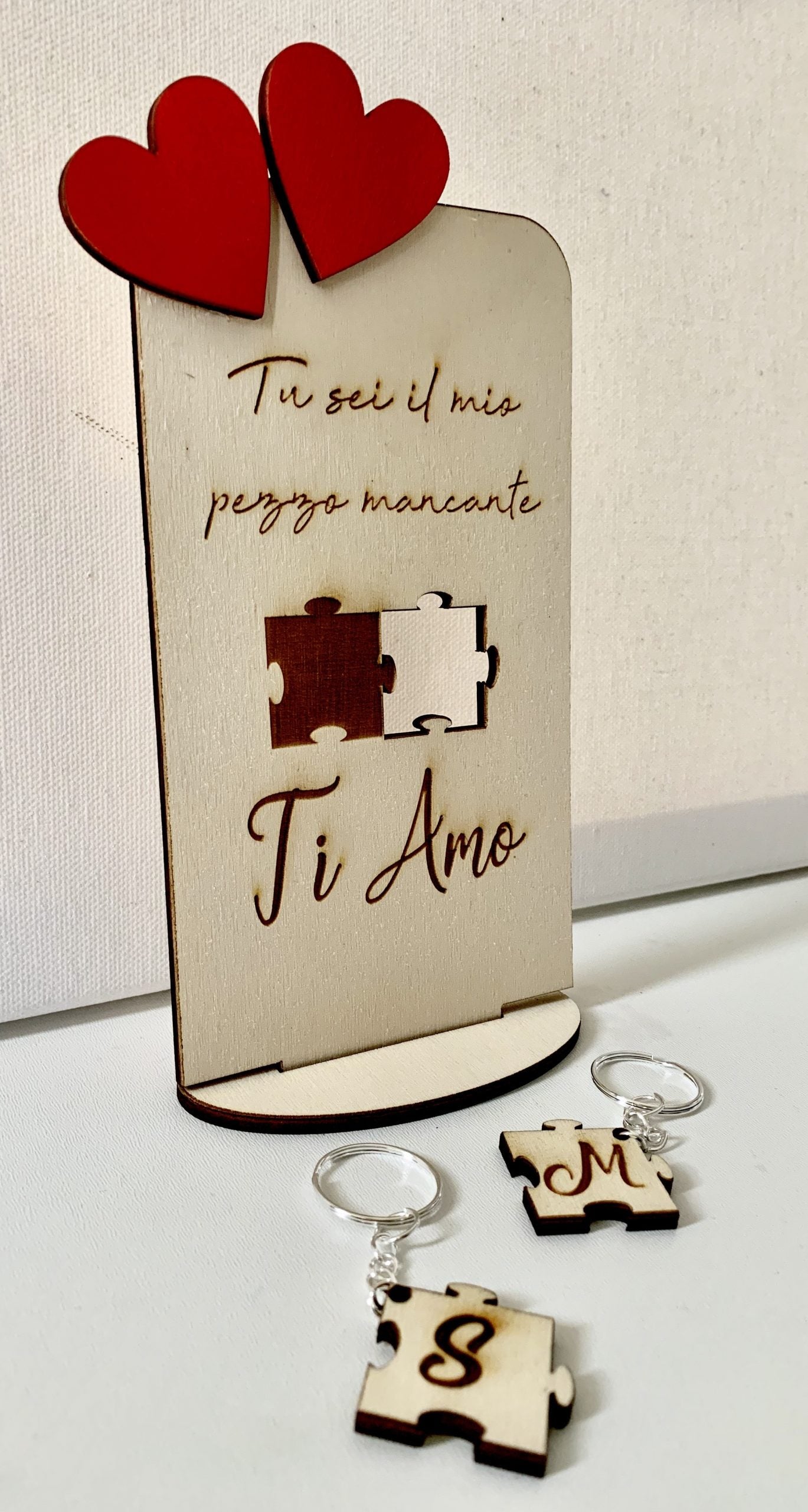 Targhetta da tavolo "tu sei il mio pezzo mancante" con due portachiavi San Valentino 2