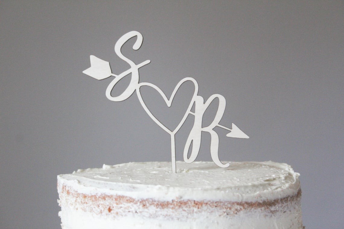 Topper for wedding cake iniziali freccia e cuore in legno Idea's Cottage