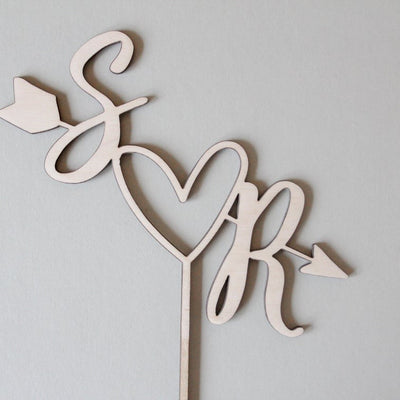 Topper for wedding cake iniziali freccia e cuore in legno Idea's Cottage