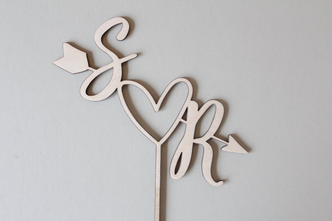 Topper for wedding cake iniziali freccia e cuore in legno Idea's Cottage