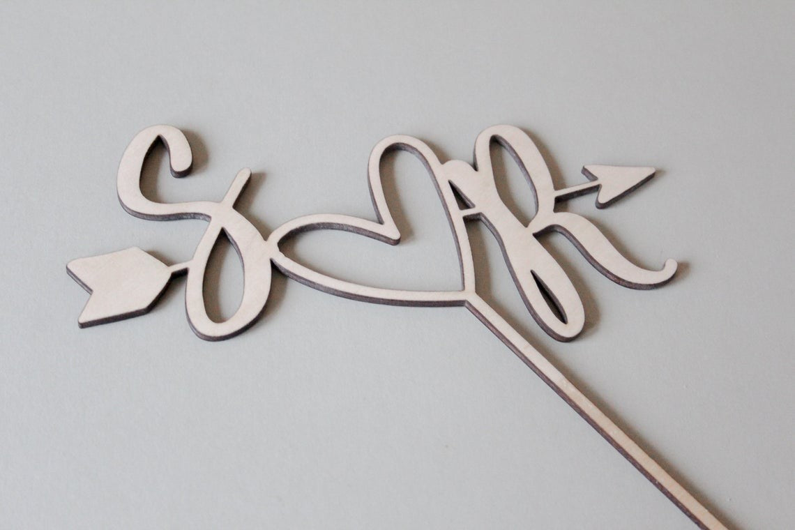 Topper for wedding cake iniziali freccia e cuore in legno Idea's Cottage